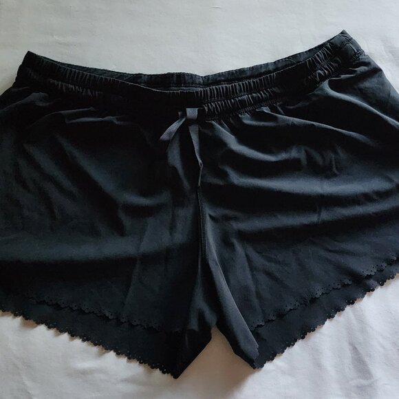 Lululemon Athletica Scalloped Shorts, Size 10 - Picture 1 of 5